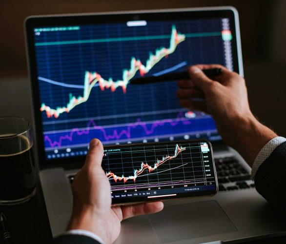 investment-stockbroker-risk-analysis-4PFMVTW investment-stockbroker-risk-analysis-4PFMVTW