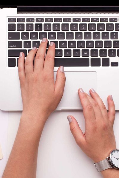 woman-searching-prices-on-laptop-through-the-inter-YWTQV6B woman-searching-prices-on-laptop-through-the-inter-YWTQV6B