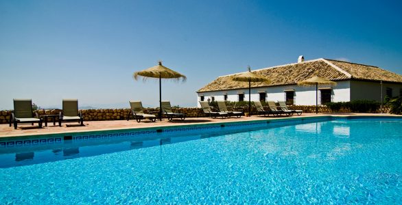 hotel-pool-CDRE9C8 hotel-pool-CDRE9C8